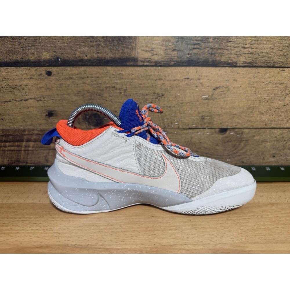🔥Nike Team Hustle Sz 7 Women Or 5.5y Grey Orange Basketball Gym Tennis Shoes